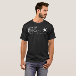 O t-shirt preto e branco dos homens