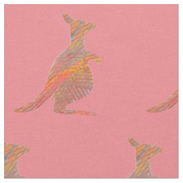 O tecido canguru cor-de-rosa da menina penteada do