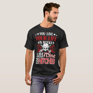 O trabalhador do campo petrolífero engata a camisa