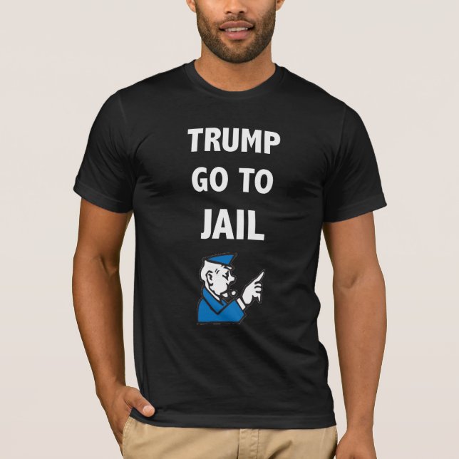 O trunfo vai encarcerar o t-shirt (Frente)