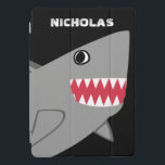 O tubarão cinzento bonito personalizado caçoa<br><div class="desc">O tubarão cinzento bonito personalizado caçoa o cobrir esperto do iPad moderno dos peixes. Edite para mudar a cor do fundo ou a cor da pia batismal. Tubarão cinzento com dentes afiados em um fundo preto com nome acima na pia batismal do branco do divertimento. Acessórios eletrônicos temáticos do oceano...</div>