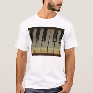 O urso da tartaruga projeta o t-shirt do logotipo