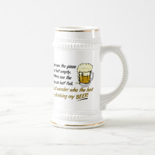 O vidro é meio cheio? Caneca de cerveja & canecas