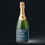 O Vinho Espumante De Bridesmaid É Minha Propósito<br><div class="desc">dama de mini vinho espumante, dama de proposta de bridesmaid etiqueta de garrafa de vinho, adesivos de bradinha, pares bem com deveres de damas de honra, boneca de festa de solteira, caixa de dama de honra, você será minha dama de honra, etiqueta de vinho espumante, etiqueta de vinho espumante minimalista...</div>