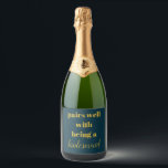 O Vinho Espumante De Bridesmaid É Minha Propósito<br><div class="desc">dama de mini vinho espumante da bridesmaid, dístico da garrafa de vinho de proposta da bridesmaid, adesivos da garrafa de presente da bridesmaid, pares bem com deveres da damada de honra, boneca da festa de solteira, dona de honra, dístico do vinho espumante da ponte, moderno minimalista elegante, azul marinho e...</div>
