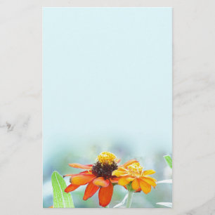 O Zinnia floresce artigos de papelaria azuis
