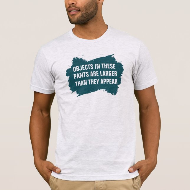 Objeto nas Calças Maior que Aparece Camiseta - Eng (Frente)
