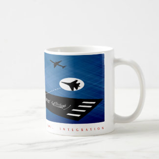 Objetos do vôo da garra com a caneca de café de