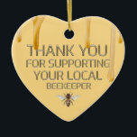 Obrigado Mel Apiário Dica Ornamento Amarelo<br><div class="desc">Obrigado seus clientes e mantenha seu apiário em seus pensamentos nesta temporada de festas com este belo ornamento e sua mensagem sincera no texto de ouro metálico 'gravado' em fundo amarelo com abelha de mel e pingos de mel. Informações de contato impressas discretamente no verso. Este bonito coração também parece...</div>