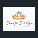 Obrigado por você | cartão de dia de feriado de aç<br><div class="desc">folhas de queda rústicas com abóboras aquáticas e flores de borda dourada. Uma mensagem de saudação personalizada para a ação de graças no fundo.</div>