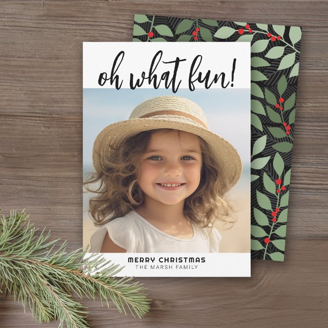 Oh Que Divertido - Foto da Galeria Mínima Moderna  (A modern, minimal Christmas card with a large script over photo and a striking botanical pattern.)