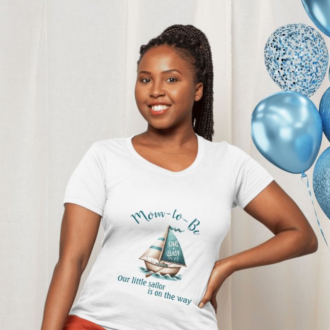 "Oh, Querida" veleiro "Mãe a Ser T-Shirt Blue Desi ("Oh, Baby" Mom-to-Be Little Sailor Baby Shower T-Shirt)