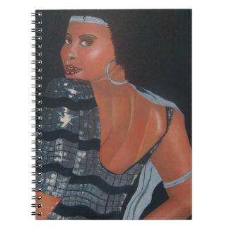 Olhando o caderno espiral do bom afro-americano