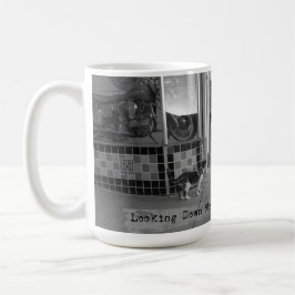 Olhando para a caneca do gato da pista de memória