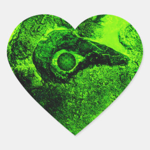 olhando para o adesivo verde do coração