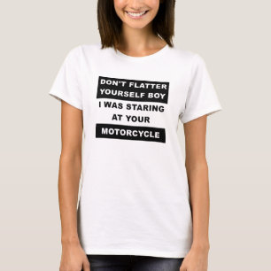 Olhando para sua camiseta engraçada de motocicleta
