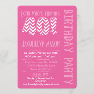 Olhar cor-de-rosa que está girando o convite de 40