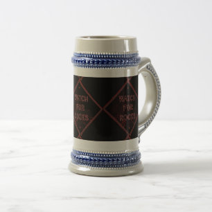 olhe para a caneca de cerveja das rochas