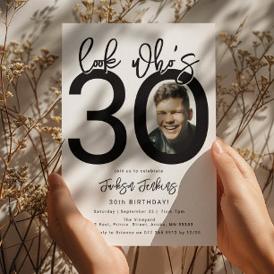 Olhe quem está com 30   Convite de Aniversário de 