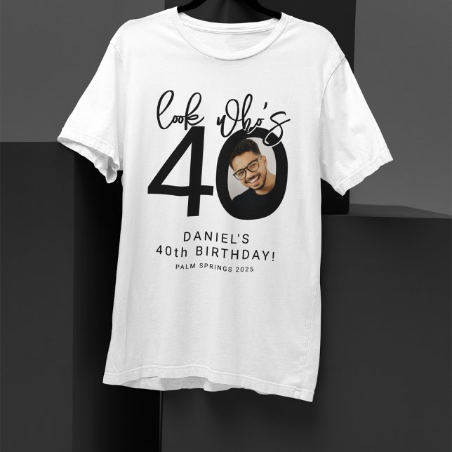 Olhe quem está com Quarenta | Camiseta de Aniversá (Criador carregado)