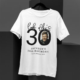 Olhe quem está com Trinta | Camiseta de Aniversári