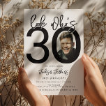 Olhe quem está fazendo 30 | Convite de Aniversário<br><div class="desc">Celebre os grandes 30 anos com estilo com nosso convite de aniversário de 30 anos personalizável e sofisticado! Este convite de design limpo brinca com uma tipografia preta e negrito e um fundo branco clássico para enfatizar o marco que você alcançou. Insira sua foto favorita no design, dentro do zero...</div>
