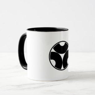 Olhos de cobra, riscados, na caneca de café com an