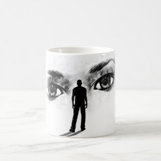 Olhos escondidos da caneca da deusa