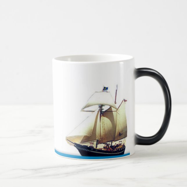 Ondas da caneca do marinho da mudança com escuna (Direita)