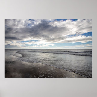 Ondas pacíficas na costa poster