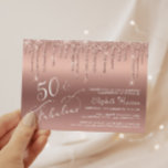 Orçamento 50º Aniversário Glitter Rosa Dourado Con<br><div class="desc">Elegante,  chic e econômico 50º convite de aniversário com "50 & Fabuloso" gravado em um script branco na moda contra um fundo de rosa dourado,  com brilho falho de rosa dourado caindo. Você pode personalizar com o nome dela e os detalhes da festa.</div>