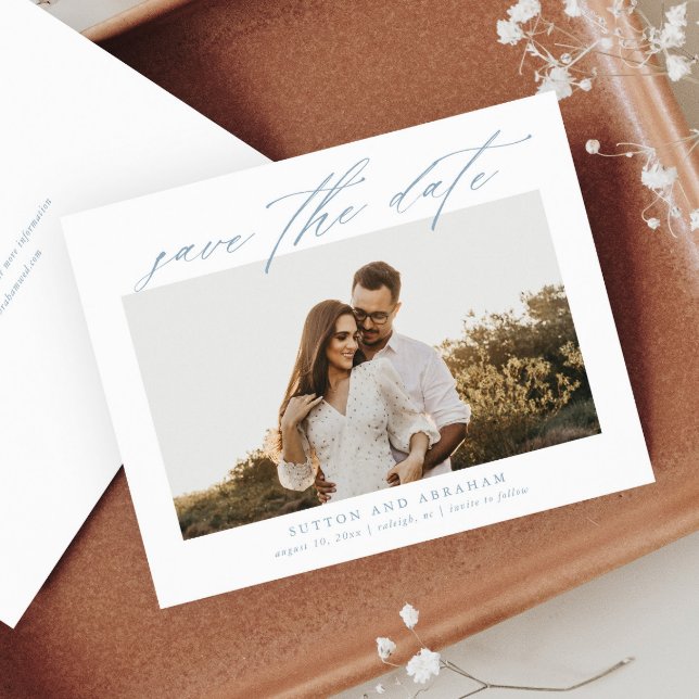 Orçamento de Script Foto Salvar a Data (Elegant script dusty blue budget photo wedding save the date card.)