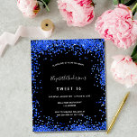 Orçamento Doce 16 convite azul real preto<br><div class="desc">Uma garota e uma moda Doce 16,  16. convite de aniversário. Na frente: Um fundo preto chic. Decorado com poeira azul-real de brilho. Personalize e adicione um nome e detalhes da parte. O nome é escrito com um script de estilo manuscrito.</div>