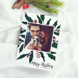 Orçamento Holly e Feliz Natal Foto<br><div class="desc">Mande cartões de natal para amigos e família com amor! Estes cartões de Natal de orçamento apresentam um tema clássico de coloração d'água pintada à mão e bagas vermelhas de inverno. No topo da folhagem de inverno, há um quadro branco em volta da foto de sua escolha. Escolhemos uma forma...</div>
