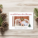 Orçamento Novo Bebê Adicionamos Mais Cartão De Nat<br><div class="desc">Anuncie a toda sua família e amigos que você adicionou mais alegria este ano com este cartão de natal fofo. Personalize com 1 foto na frente e 3 fotos na parte traseira, juntamente com todas as informações de parto dos bebês. Visite minha coleção de cartões de natal para ver todas...</div>