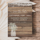 Orçamento Salva a Data do Convite Russo ao Farmhou<br><div class="desc">2022 Budget Rustic Farmhouse String Lights and Baby's Breath in a Jar Save the Date Wedding Invtions on Wood background - inclui uma bela e elegante tipografia com moderna Country Fazenda House Sparkle para a celebração especial do dia do casamento.</div>