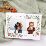 Orçamento Winter Botanicals & Holly Christmas 2 Fo<br><div class="desc">Um design elegante e orçamentário, com duas fotos personalizadas: uma paisagem e um retrato, dentro de um quadro branco chic. O quadro é aninhado dentro da delicada folhagem de aquarela, criando um layout naturalmente orgânico. A folhagem inclui folhas verdes e bagas vermelhas brilhantes. Há flores de poinsettia vermelha e ramos...</div>