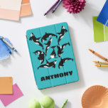 Orcas Killer Whales Teal Blue Personalizado<br><div class="desc">Crie um cobrir personalizado para o seu iPad. Este cobrir apresenta ilustrações de orcas ou baleias assassinas em preto e branco contra uma turquesa brilhante ou fundo azul lacrimogêneo com o seu nome abaixo em letras negrito.</div>