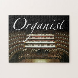 Organista em seu quebra-cabeça do serviço