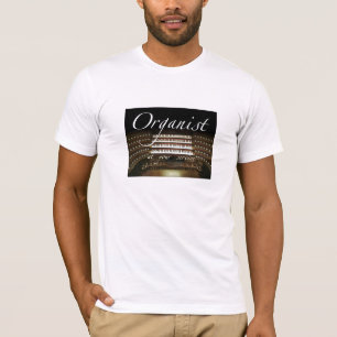 Organista em seu t-shirt do serviço