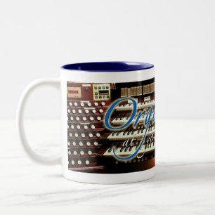 Organista em sua caneca do serviço - letras azuis