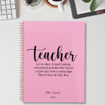 Organizador de Planejador Mensal de Definição de P<br><div class="desc">Celebre os incríveis heróis de multitarefas da sala de aula com este Organizador Mensal de Planejador de Definição de Professores. O design cobrir apresenta a palavra "Professor" em negrito, seguido da sua divertida e sentida definição: "Uma estrela-mestra educacional multitarefa que vive para inspirar e ama encorajar. Eles são um grande...</div>