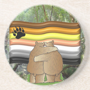Orgulho do urso na porta copos das madeiras