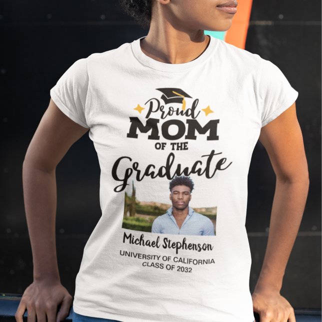 Orgulhosa Mãe do formando com o nome T-Shirt (Criador carregado)