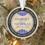 Ornamento 17º aniversário de casamento da Shells Beach Sand<br><div class="desc">Celebre o 17º aniversário de casamento com este ornamento de na moda! As legantes letras preto e branco com conchas estilizadas em um fundo de areia branca adicionam um toque memorável para esta ocasião especial e marco. Personalize com nomes de casais, datas de casamento e mensagens de parabéns pelas orlas....</div>