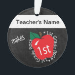Ornamento 1rua 🍎 Professores Rock | Quadro<br><div class="desc">Meu Professor Faz Rock De 1 rua | Chalkboard styled Ornament com uma maçã vermelha pronta para ser personalizada. Designs disponíveis - K até 4º ano. 🥇 UM DESIGN ORIGINAL DE COPYRIGHT ART, de Donna Siegrist, SÓ DISPONÍVEL NO ZAZZLE! ✔ NOTA: APENAS MUDE AS ÁREAS MODELO NECESSÁRIAS! 😀 Se necessário,...</div>
