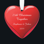 Ornamento 25o Do Natal vermelho bonito do coração 2019 junto<br><div class="desc">Projetado para o Natal 2019,  isto é projetado com design vermelho romântico bonito do coração no fundo vermelho contínuo e modelos personalizados do texto para dar entrada com seus nomes. Presente romântico perfeito para o casal que comemora seu 25o Natal junto.</div>