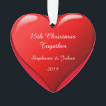 Ornamento 25o Do Natal vermelho bonito do coração 2019 junto<br><div class="desc">Projetado para o Natal 2019,  isto é projetado com design vermelho romântico bonito do coração no fundo vermelho contínuo e modelos personalizados do texto para dar entrada com seus nomes. Presente romântico perfeito para o casal que comemora seu 25o Natal junto.</div>