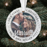 Ornamento 2 Foto Newlyweds 1rua Xmas Casou Faux Marble<br><div class="desc">Celebre um feriado alegre de 1rua como Sr. & Sra. com uma foto personalizada de 2 "Nosso Primeiro Natal Casado", ao redor do adorno acrílico de mármore. Todo texto e imagens neste modelo são simples de personalizar e podem ser diferentes ou iguais em frente e atrás. Como uma ideia, a...</div>