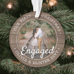 Ornamento 2 Foto Primeiro Natal Engajada Faux Wood Rustic<br><div class="desc">Celebre o feliz feriado de 1rua do seu noivado com uma foto personalizada de 2 "Our First Christmas Engaged" em ornamento acrílico de madeira falsa. Todos os textos e imagens neste modelo são simples de personalizar e podem ser diferentes ou iguais em frente e atrás. (DICAS DE IMAGEM e DESIGN...</div>